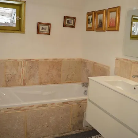 Сasa de vacaciones Comfortable 3-bed/3-bath Holiday With Heated Pool And Large Garden