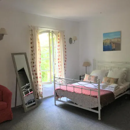 Comfortable 3-bed/3-bath Holiday With Heated Pool And Large Garden